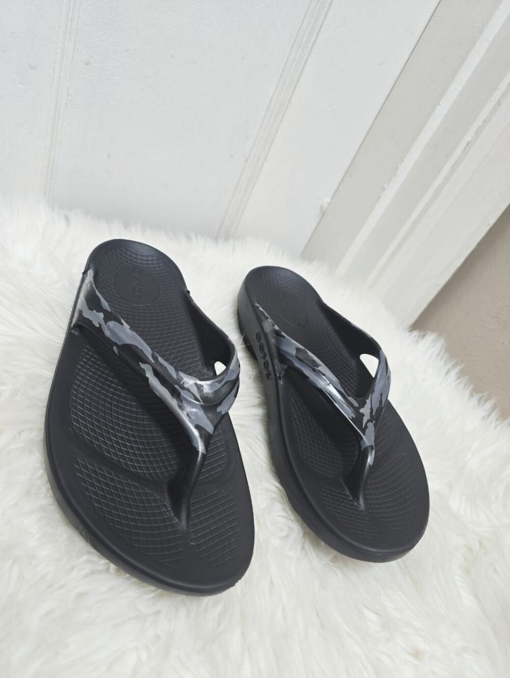 OOFOS Oolala Black Camo Women’s Flip Flop Thong Recovery Sandals EU 38 US 7.NWOT